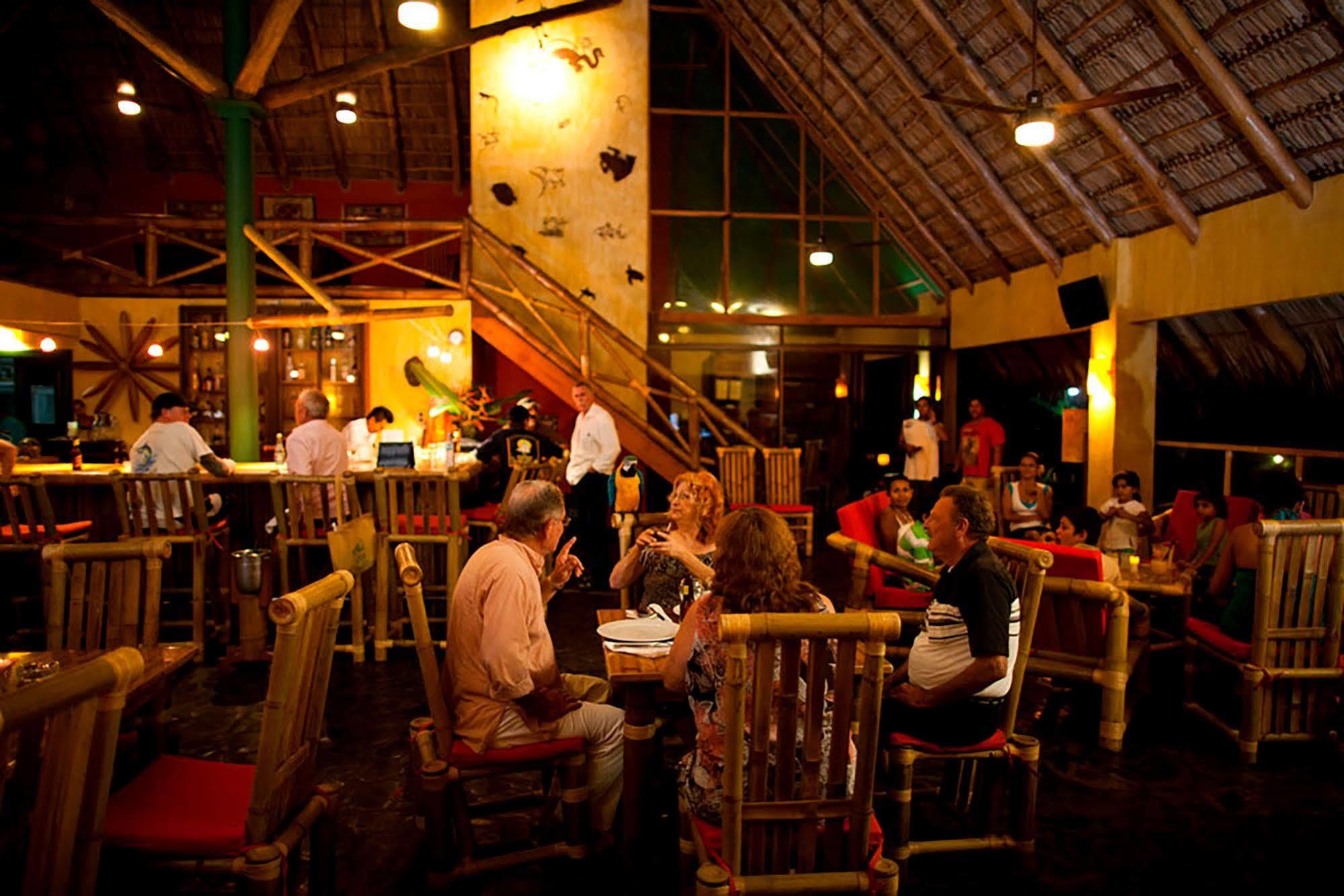 Clandestino Beach Resort Quepos Restaurant photo